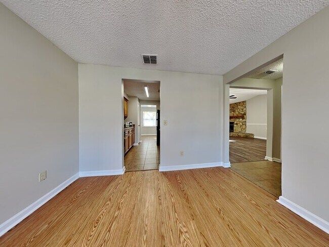 Building Photo - Middleburg Area