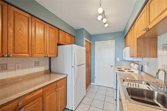 Foto del edificio - 1 bedroom condo just seconds from the Skyway