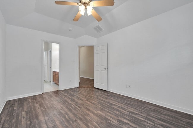 Building Photo - 4/2 in NW San Antonio available for immedi...