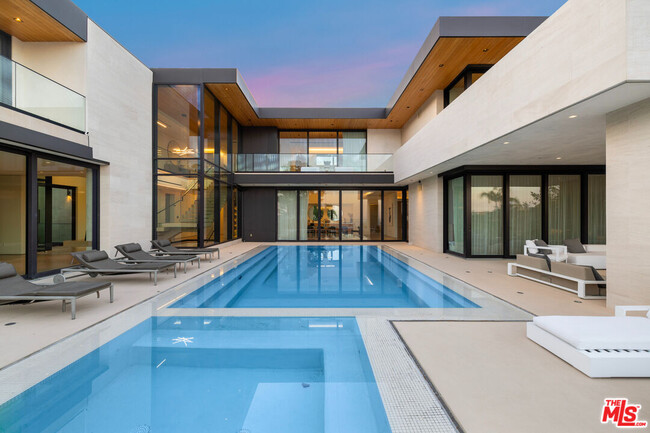 Building Photo - 9255 Swallow Dr