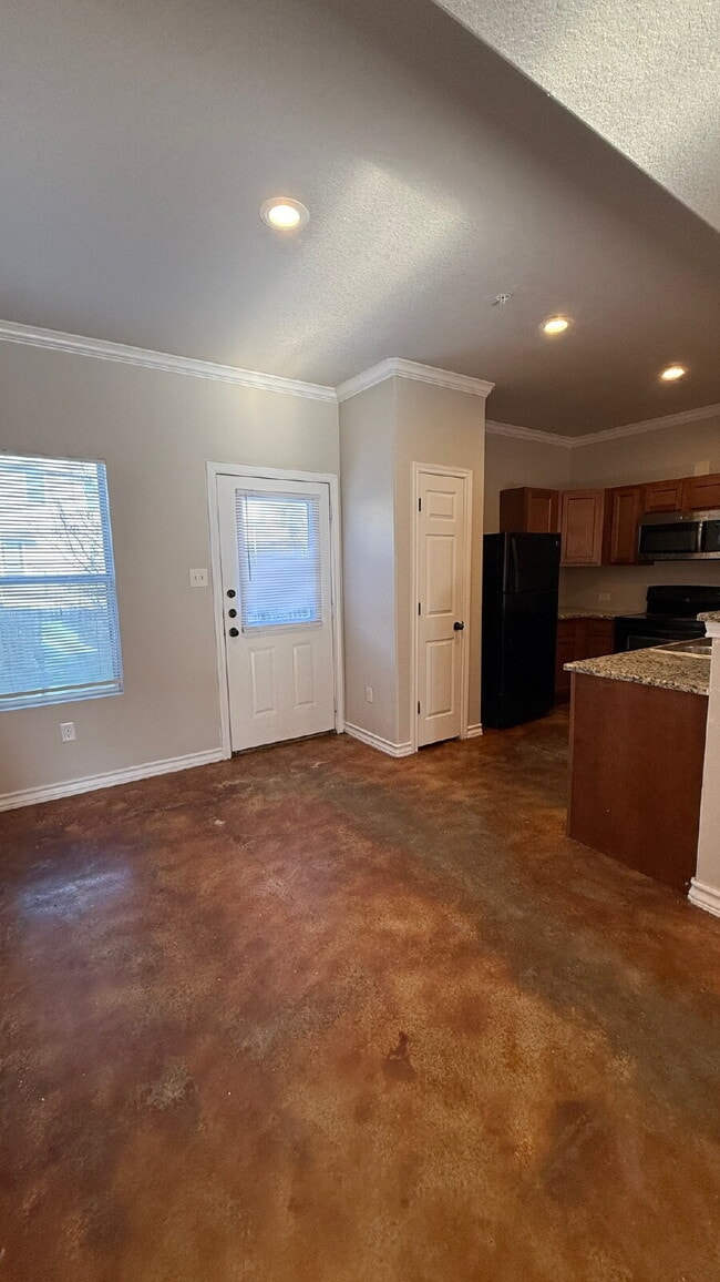 Building Photo - Spacious 3 Bed / 2.5 Bath Townhome in Quie...