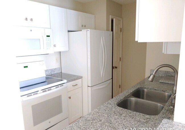 Building Photo - 3 Bedroom 2 Bath Condo