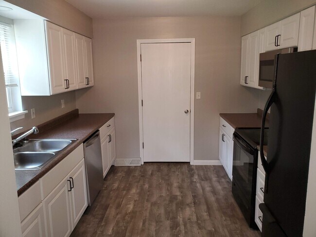 Building Photo - 4 bd, 3 ba house, Southwest Columbia, end ...