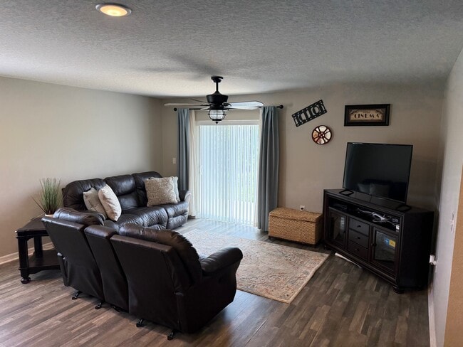 Building Photo - 458 River Hill Dr