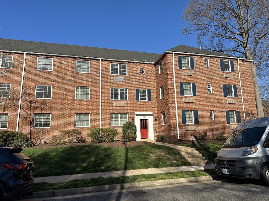 Primary Photo - 1718 W Abingdon Dr