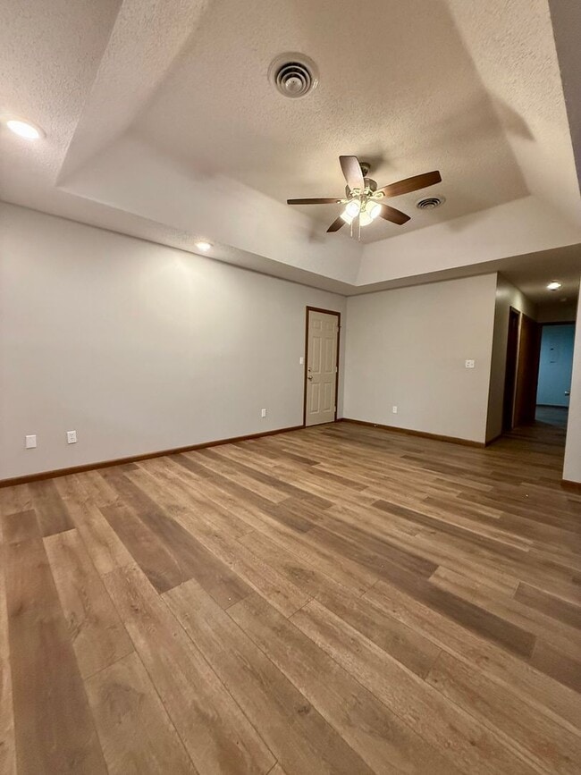 Building Photo - 714-716 Republic Dr