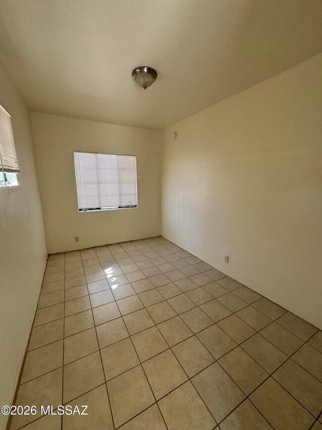 Foto del edificio - 2480 N Martin Ave