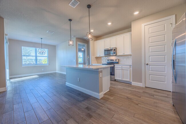 Foto del edificio - 6616 Cloverdale Ave