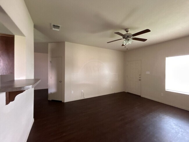 Foto del edificio - 5705 Rustler Dr