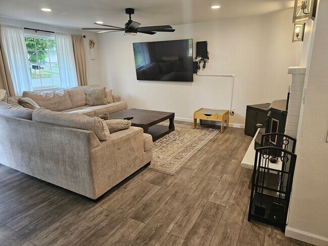 Foto del edificio - Beautifully Renovated 3 Bed/1 Bath Rambler in Lacey Available 6/01/26! Close to JBLM!!!