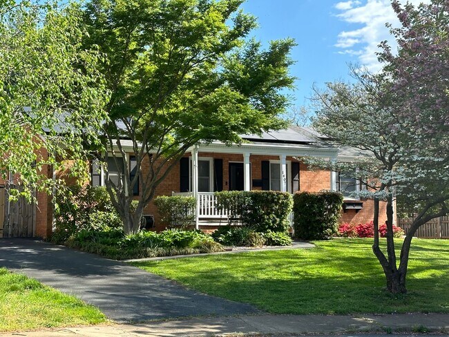 Building Photo - Charming 3 BR, 2.5 Ba house in a great loc...
