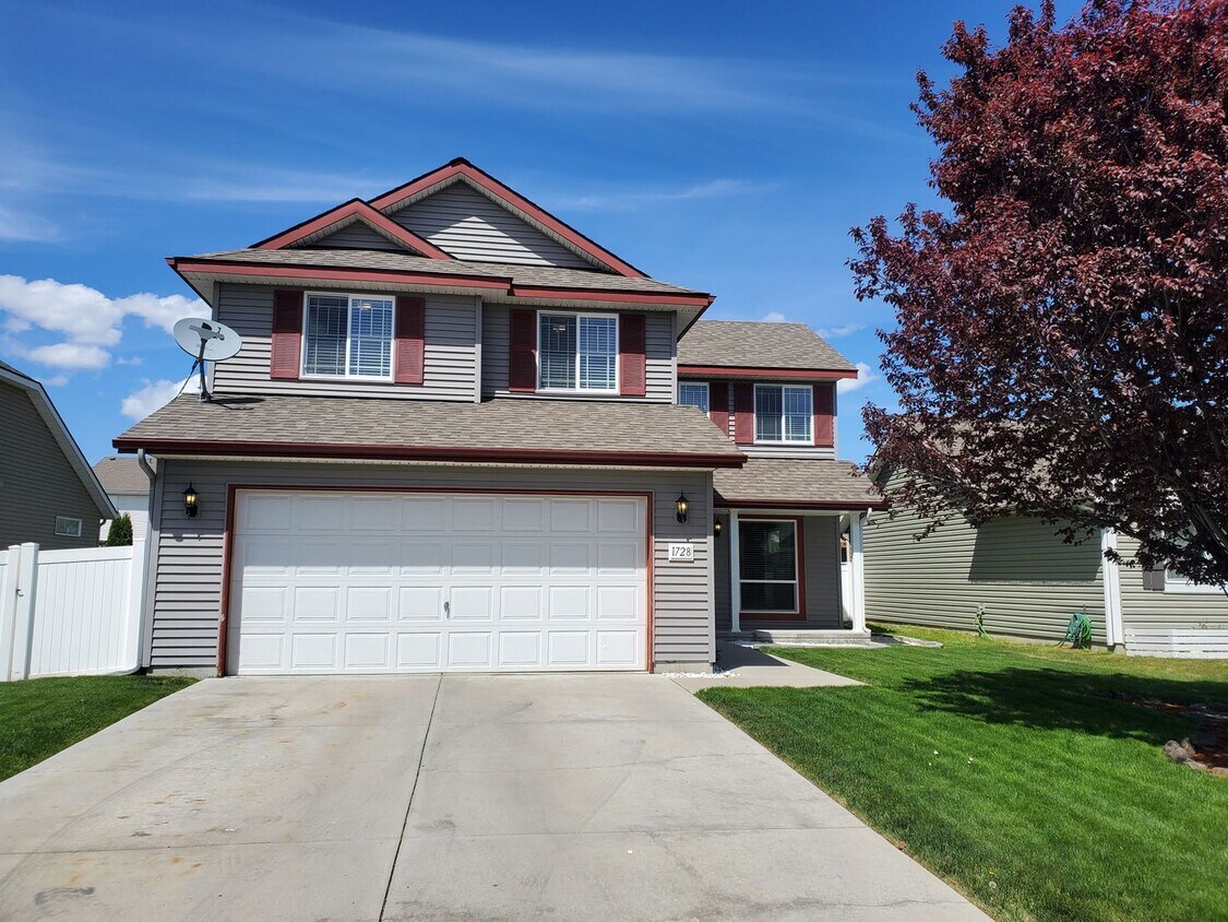 Foto principal - Beautiful 2 Story Home!