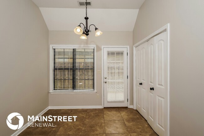 Foto del edificio - 8323 Miller Pl