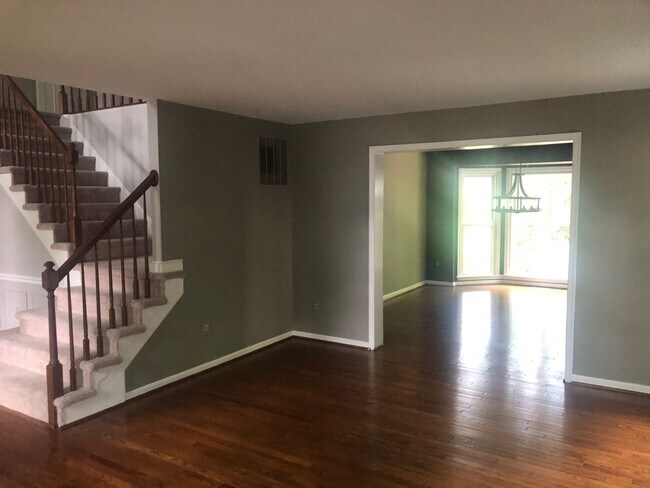 Building Photo - Large Colonial in Fairfax Station area - M...
