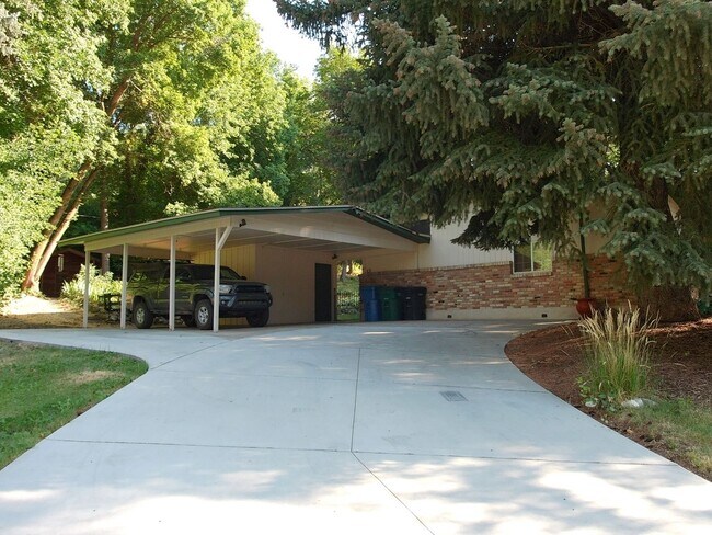 Foto del edificio - 996 Thrushwood Dr