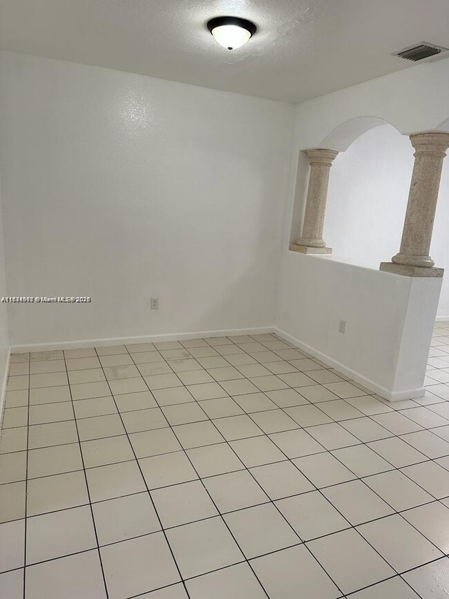 Building Photo - 1538 SE 24th Ct