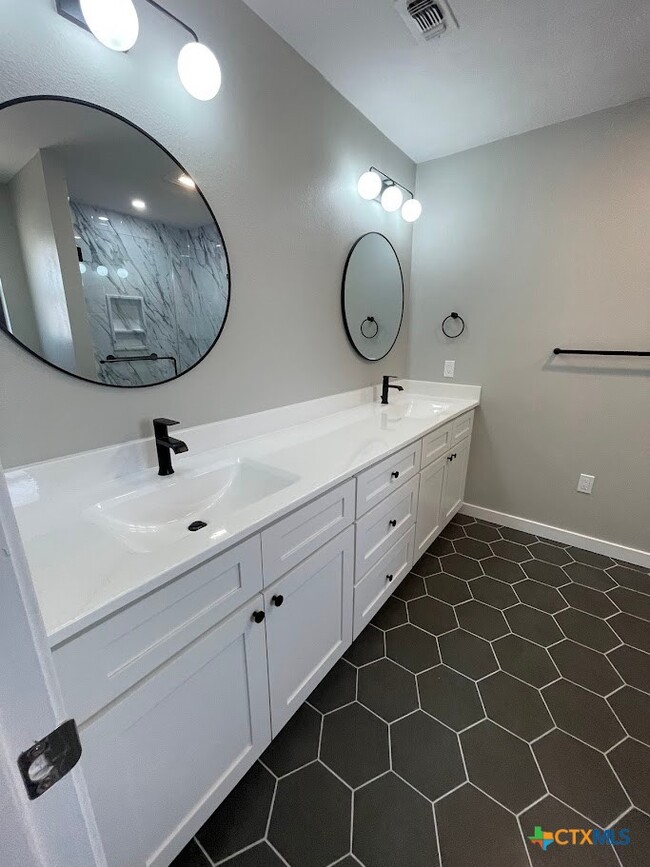 Building Photo - 744 Hill Top Dr