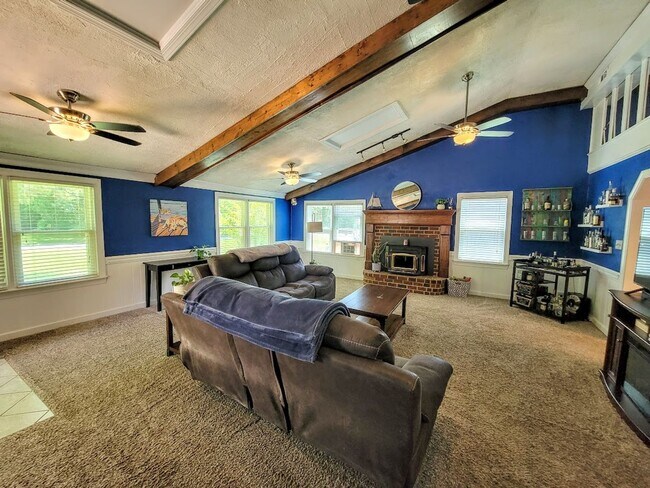 Building Photo - Charming Home!