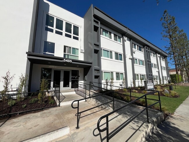 Building Photo - 5405 Lindley Ave