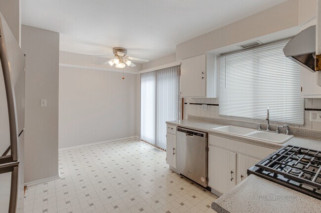 Foto del edificio - 648 Lakeside Cir Dr