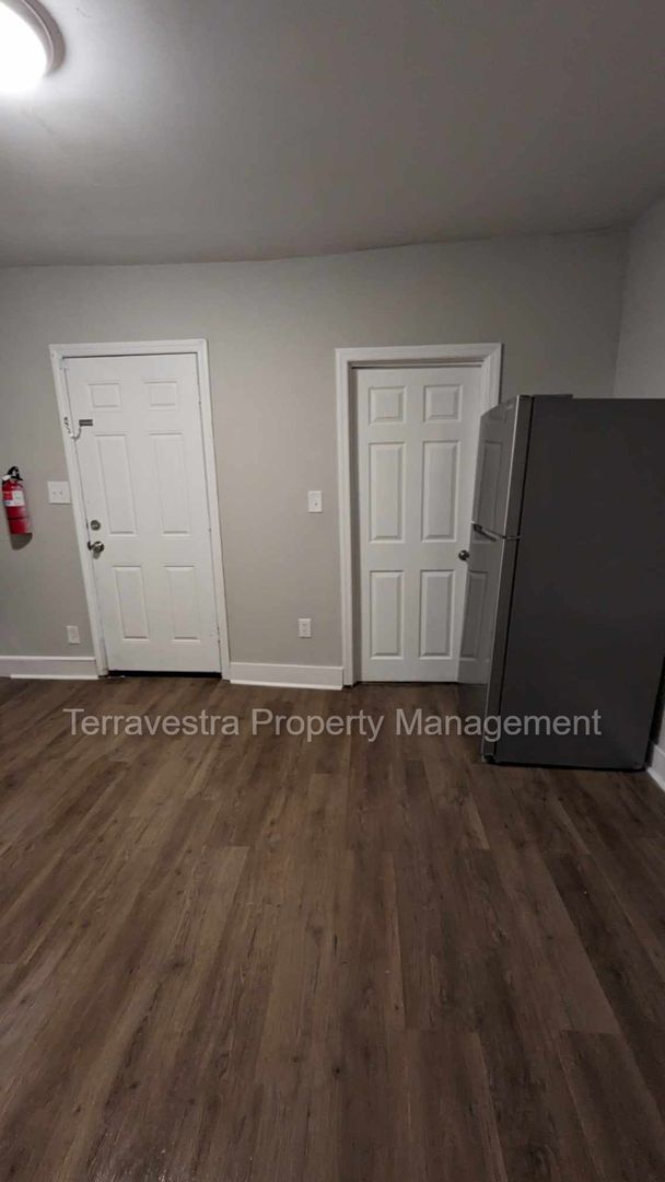 Building Photo - Spacious 3 Bed with bonus finished attic i...