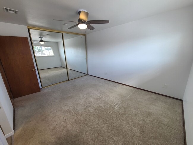 Foto del edificio - Spacious 4 bed 2 bath + 2 car garage & lar...