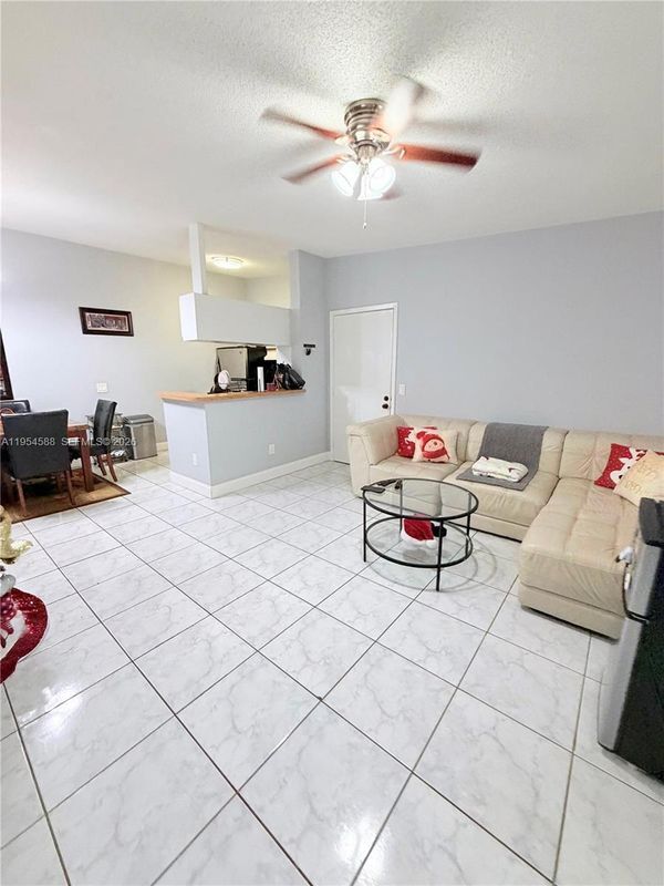 Foto del edificio - 9729 Hammocks Blvd