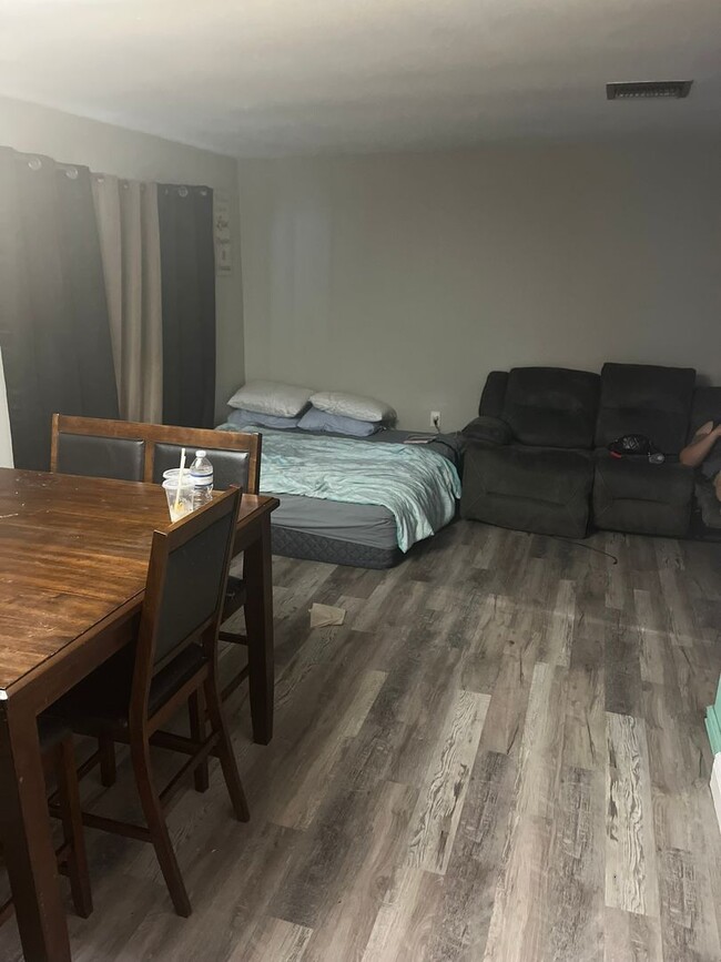 Building Photo - 2/1 UPDATED UNIT in a Triplex