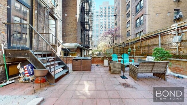 Building Photo - 150 E 84th St