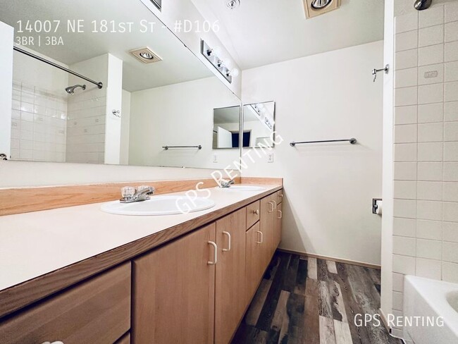 Building Photo - Large Townhome. Downtown Woodinville!