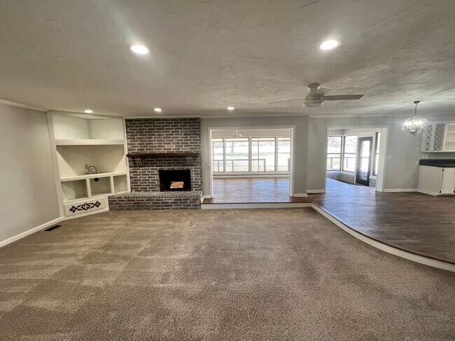 Building Photo - Golf Course Living in Yukon! Surrey Hills!
