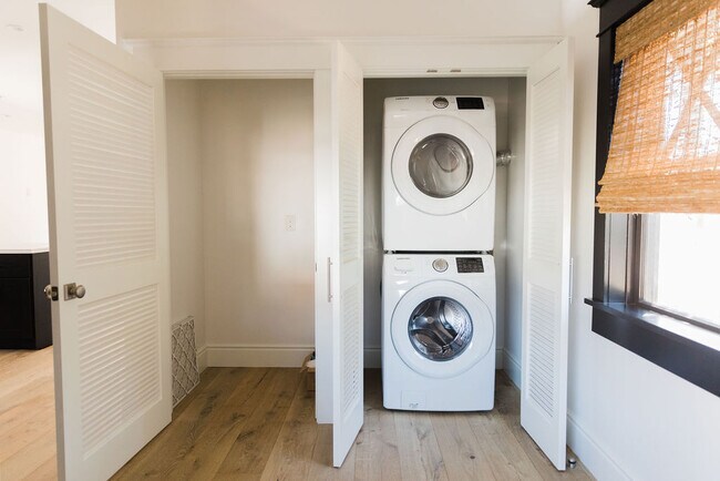 Armario de entrada y lavadora/secadora - 2510 Valencia St