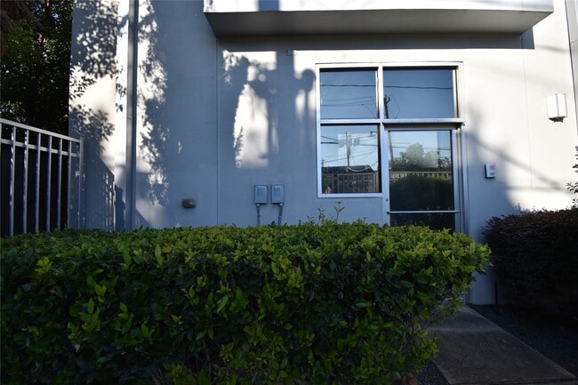 Building Photo - 207 Pierce St