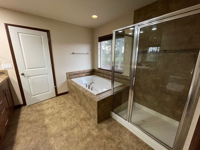 Foto del edificio - Gorgeous, Spacious Home Close to Everything!