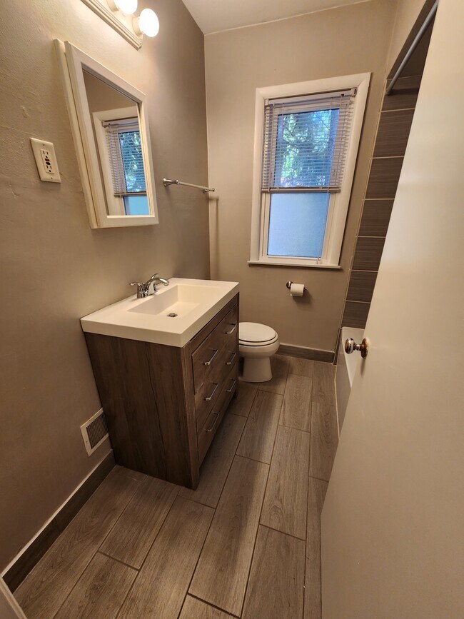 Foto del edificio - 1007 N 124th St
