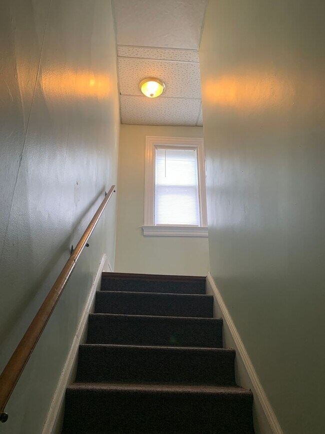 Building Photo - Video in Pictures! 3rd Floor Spacious 1 Be...