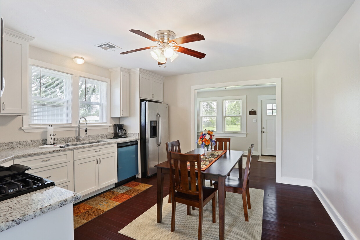 Luxuriously renovated cottage on River Road - 12811 River Rd