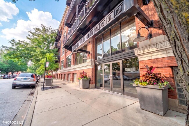 Building Photo - 1040 W Adams St