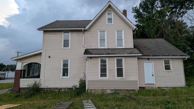 Building Photo - Charming 3-bedroom, 1.5-bathroom house loc...