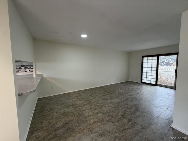 Building Photo - 1780 E Thirteen Mile Rd