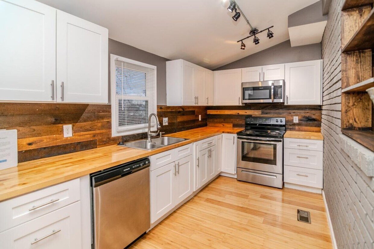 Primary Photo - MOVE-IN SPECIAL!! 1/2 OFF DEPOSIT!! Stunni...