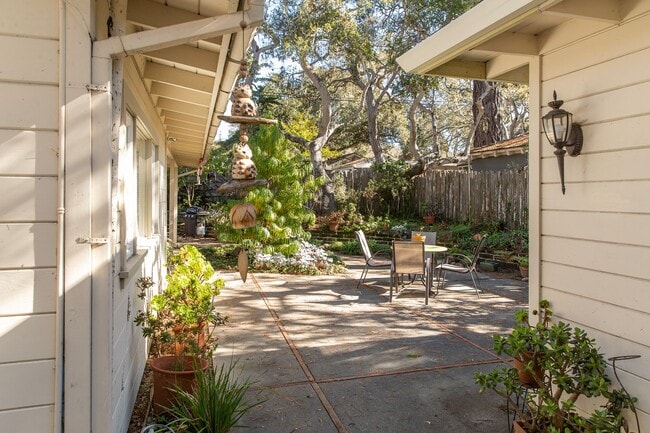 Building Photo - Adorable Carmel by the Sea Cottage! Lookin...