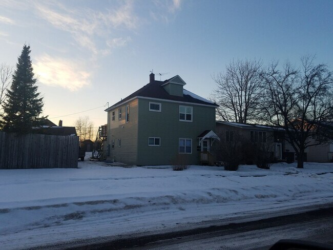 Building Photo - 5917 Cumming Avenue