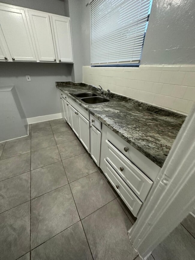 Building Photo - 1923-1925 Ella St