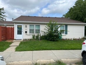 Building Photo - 1811 Jamestown Cir