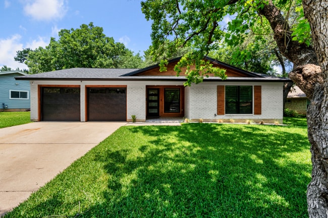 Building Photo - 2102 Falcon Hill Dr