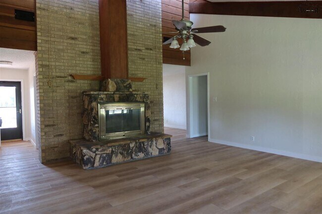 Building Photo - 5030 Edgecliff Dr