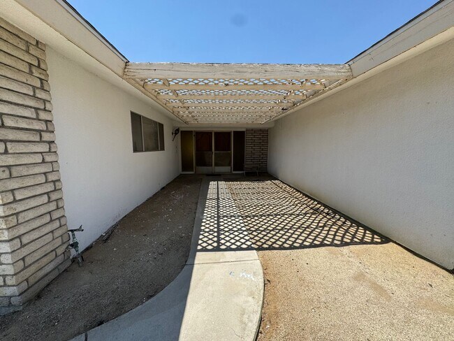 Foto del edificio - Three Bedroom Two Bathroom Pool Home in He...