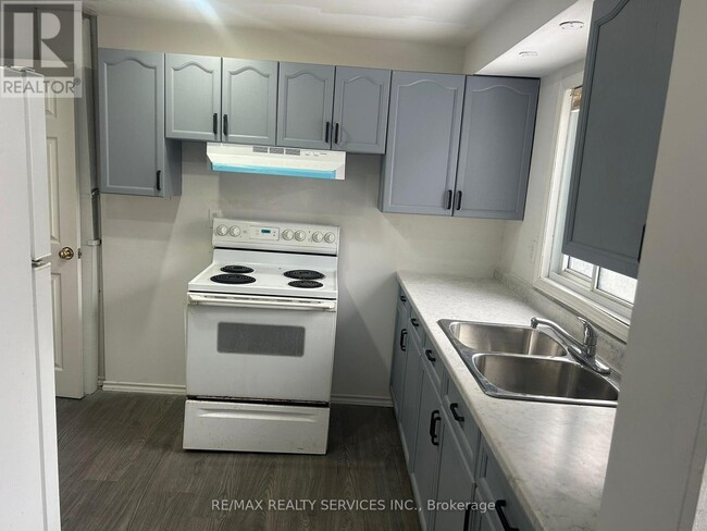 Building Photo - 441 Parkview Crescent