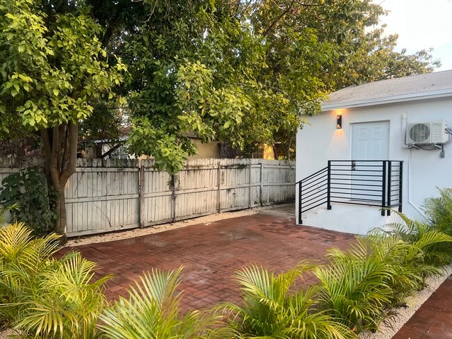Foto del edificio - 2331 NW 64th St